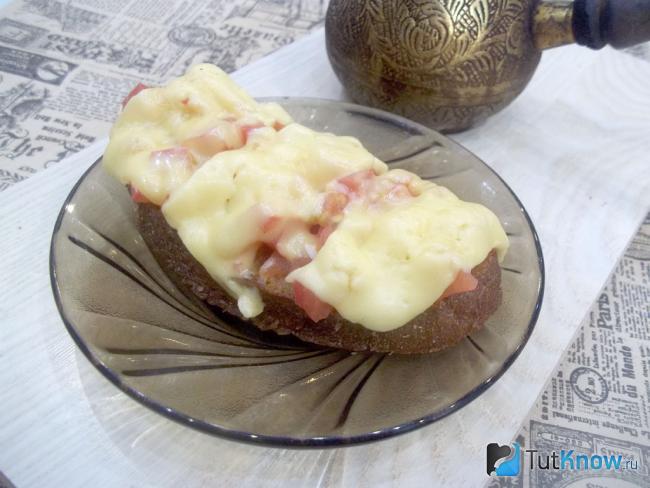 Готовые горячие бутерброды с помидором и сыром