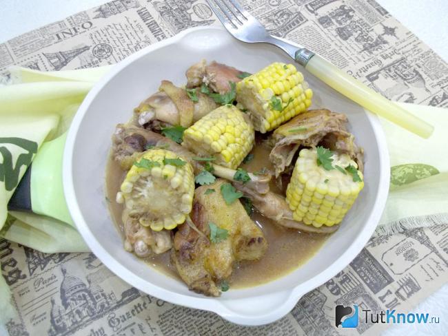 курица тушеная с овощами и кукурузой. 1533920355 1. курица тушеная с овощами и кукурузой фото. курица тушеная с овощами и кукурузой-1533920355 1. картинка курица тушеная с овощами и кукурузой. картинка 1533920355 1. Самая распространенная домашняя птица — курица, а самое вкусное из нее блюдо — тушеная курица. Ее часто готовят с сезонными овощами, ввиду простоты рецепта и доступности ингредиентов. Но если вам надоели подобные куриные блюда, то попробуйте нескучную вариацию — курица тушеная с початками кукурузы. Это вкусное горячее блюдо с насыщенным вкусом. Птица получается очень нежной и с легкой сладостью, которую придает кукуруза. Специи блюдо ароматизируют, а зернышки кукурузы украшают и делают более аппетитным.