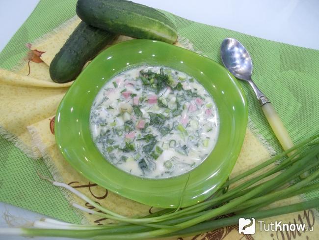 Готовая сытная окрошка с копченостями, колбасой и горчицей