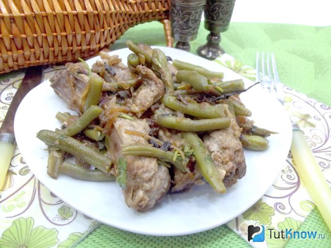 Готовые жареные ребра с луком и спаржей