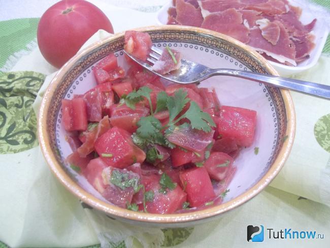 Готовый салат с хамоном и помидорами