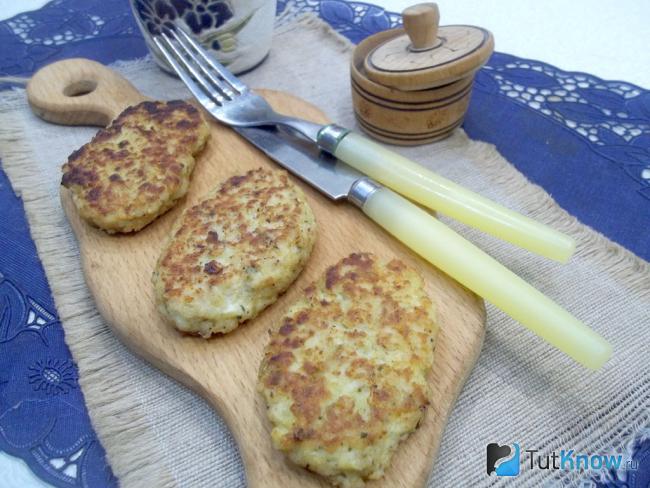 Готовые котлеты из курицы с овощами и сыром