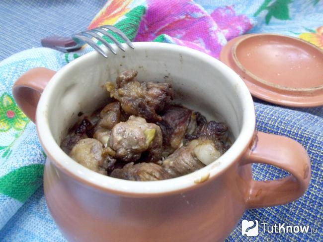 Готовое мясо в горшочках в молоке