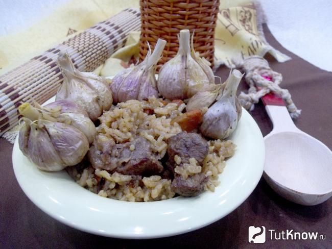 Готовый плов с мясом в духовке