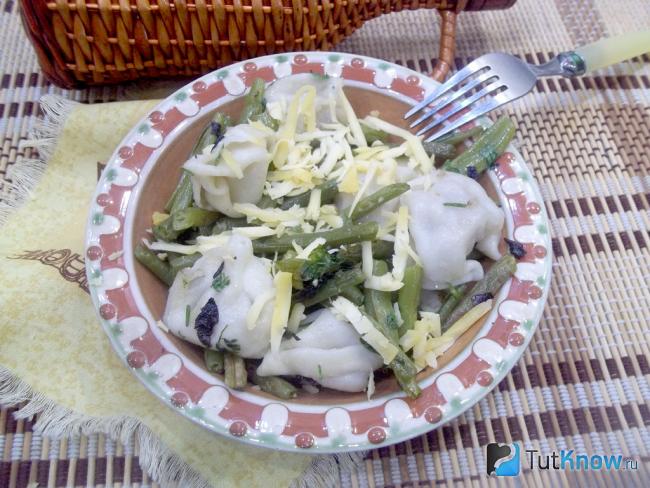 Готовая спаржа с пельменями