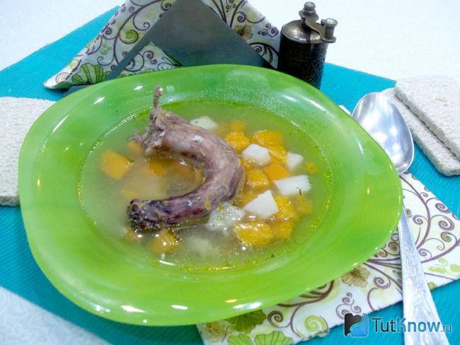 Готовый тыквенно-чесночный суп на курином бульоне