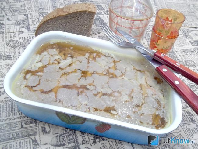 Готовый холодец из петуха и колена