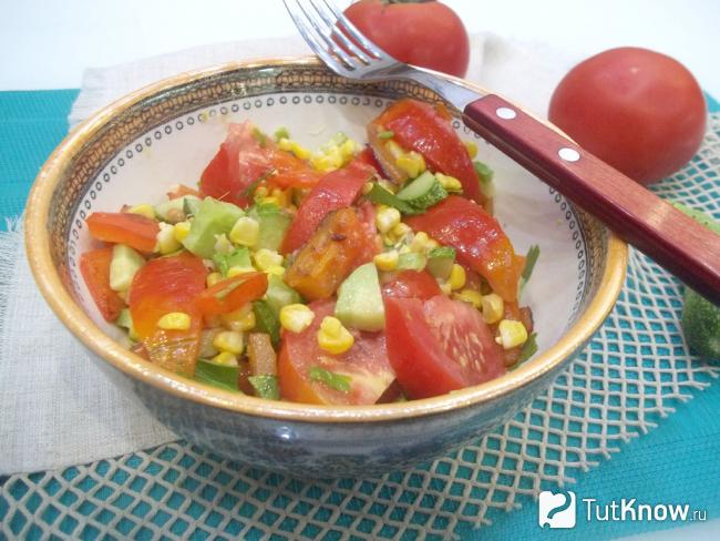 Готовый салат с кукурузой и жареным перцем