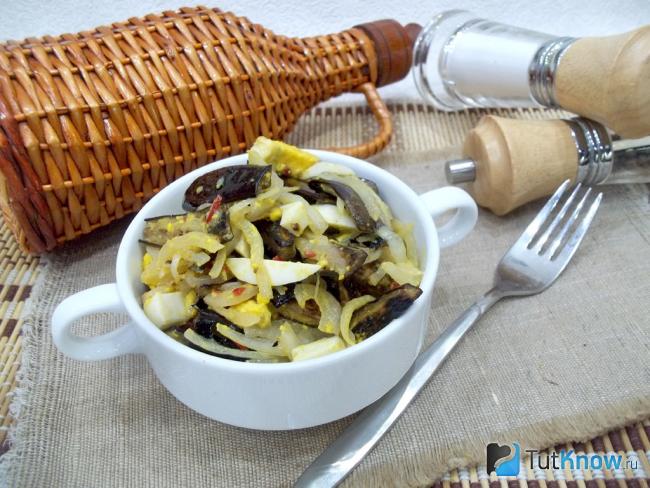 Готовый салат из жареных баклажанов, яиц и маринованного лука
