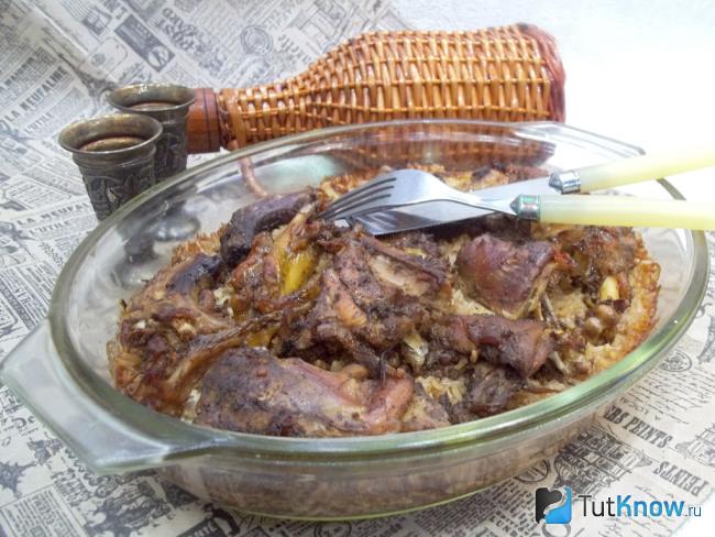 Готовая курица на рисе в духовке