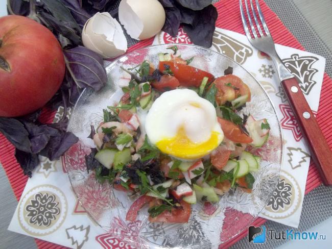 Готовый салат с овощами, крабовыми палочками, креветками и яйцом-пашот