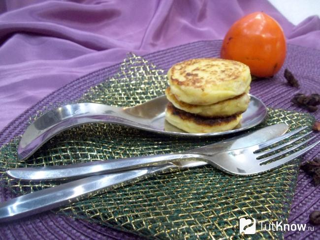 Готовые сырники с манкой и хурмой
