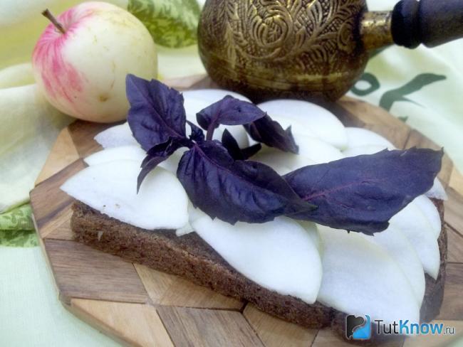Готовая сладкая брускетта с яблоками