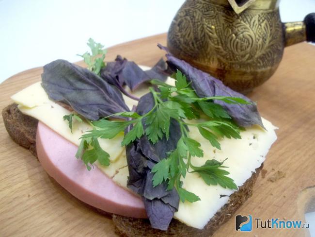 Готовый бутерброд с колбасой, сыром и зеленью