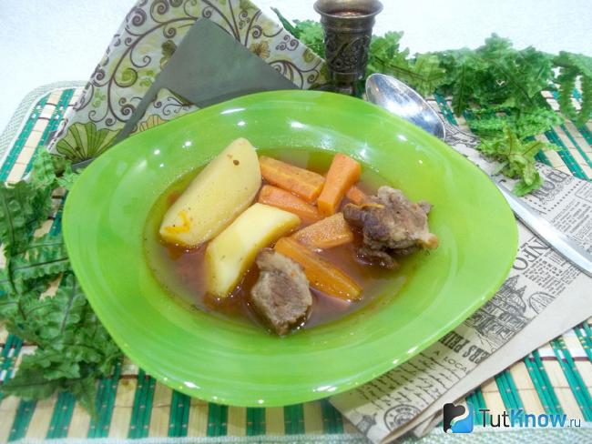 Готовое жаркое с мясом и овощами в томатном соусе в духовке