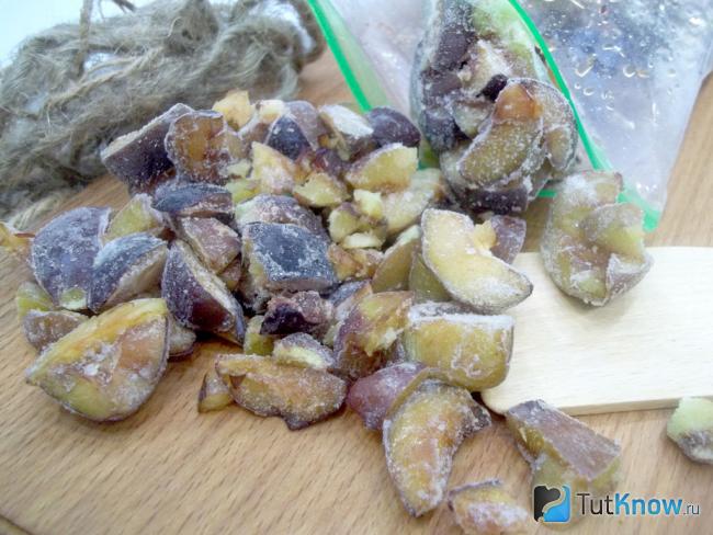 Готовые замороженные сливы кусочками без косточек