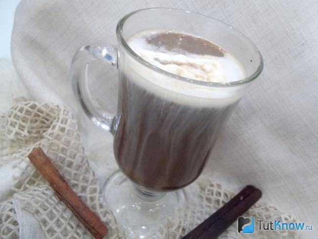 Готовое кофе с молоком и мороженым