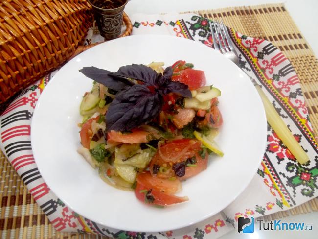 Готовый салат «Витаминный» из свежих овощей и зелени