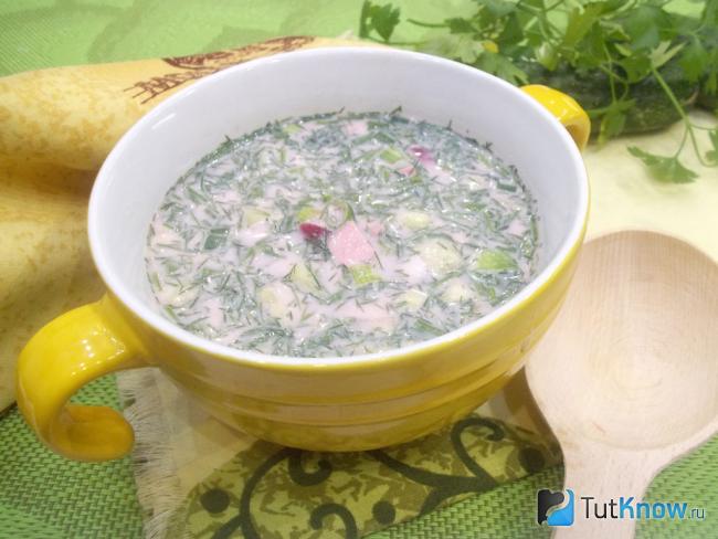 Готовый холодный свекольник на бульоне с горчицей