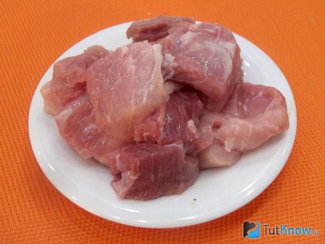 Мясо нарезано кусочками