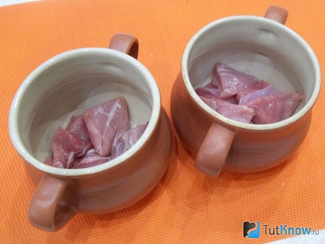 Мясо разложено по горшочкам