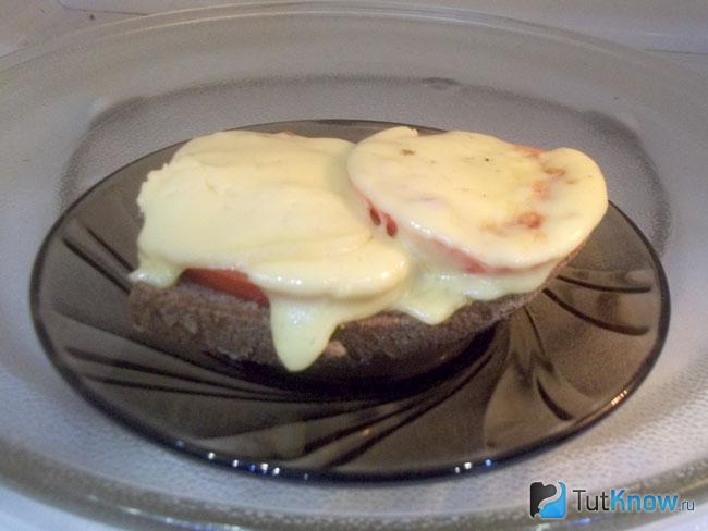 Готовые горячие бутерброды с помидором и сыром