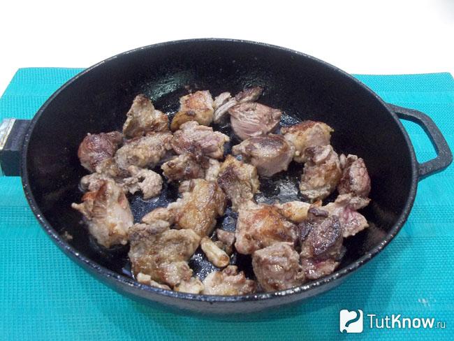 Мясо обжарено на сковороде