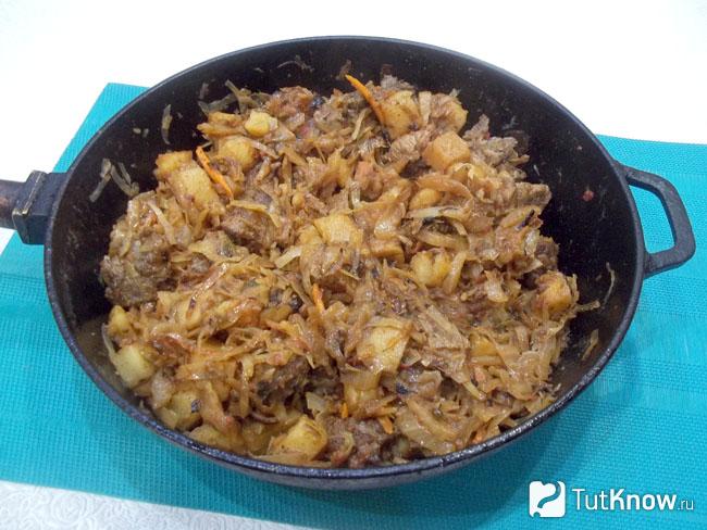 Готовая тушеная свинина, с картофелем и капустой в томате