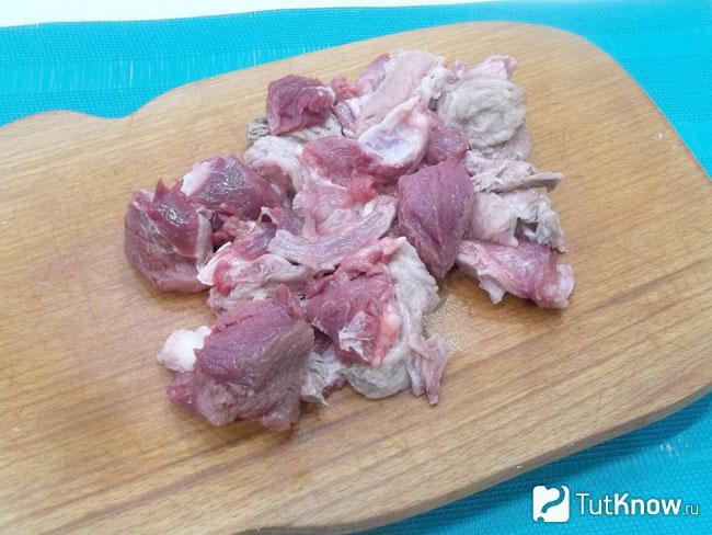 Мясо нарезано кусочками