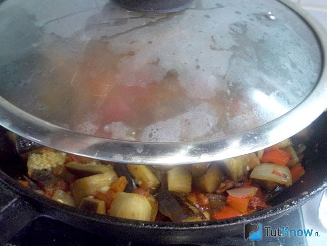 Овощи тушатся под крышкой