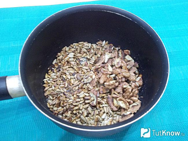 В сотейник насыпаны орехи с семечками