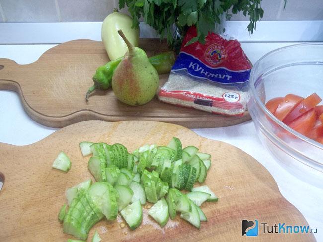 Огурцы нарезаны полукольцами