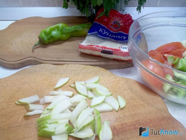 Груши нарезаны соломкой