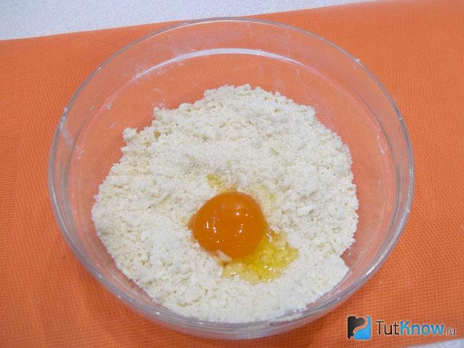 Мука с маслом перемешана и добавлены яйца