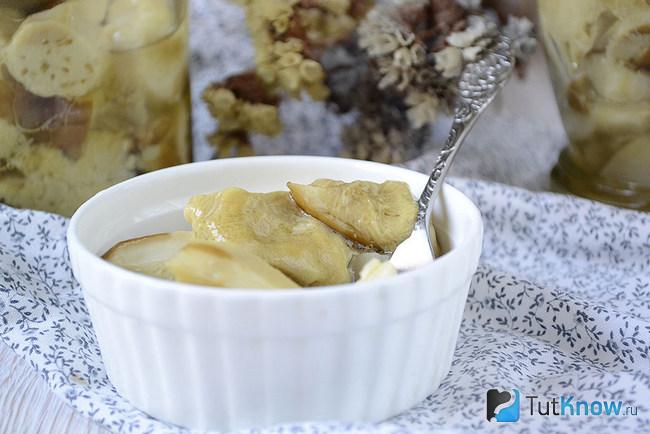 Миска с маринованными белыми грибами крупным планом