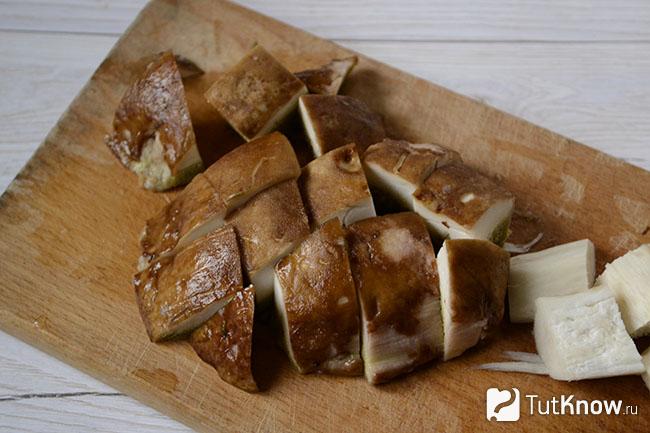 Белый гриб порезан на кусочки