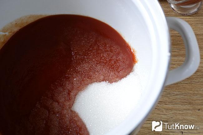 Маринад из кетчупа, воды, соли, сахара и уксуса