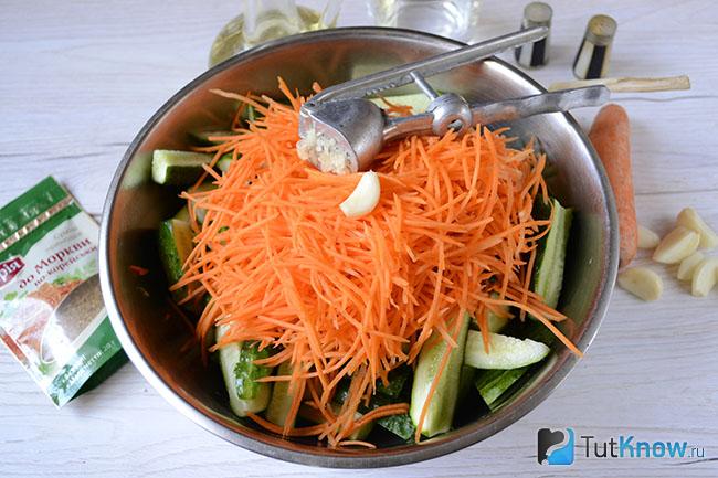 Чеснок добавлен к огурцам и моркови