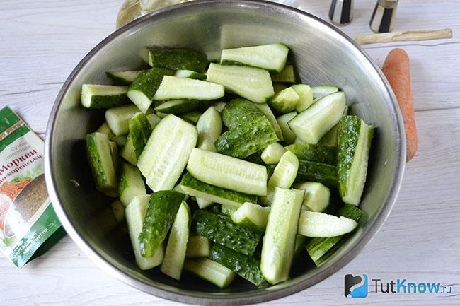 Миска с порезанными огурцами