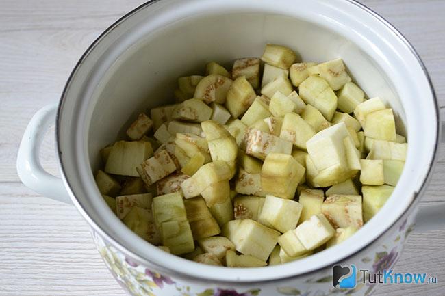 Баклажаны нарезаны кубиками