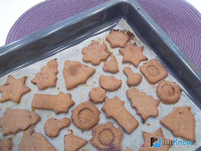 Готовое постное печенье с вишнями