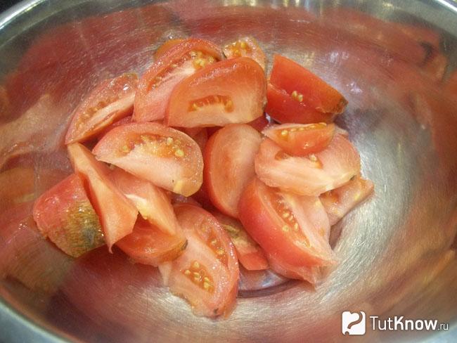 Помидоры нарезаны дольками