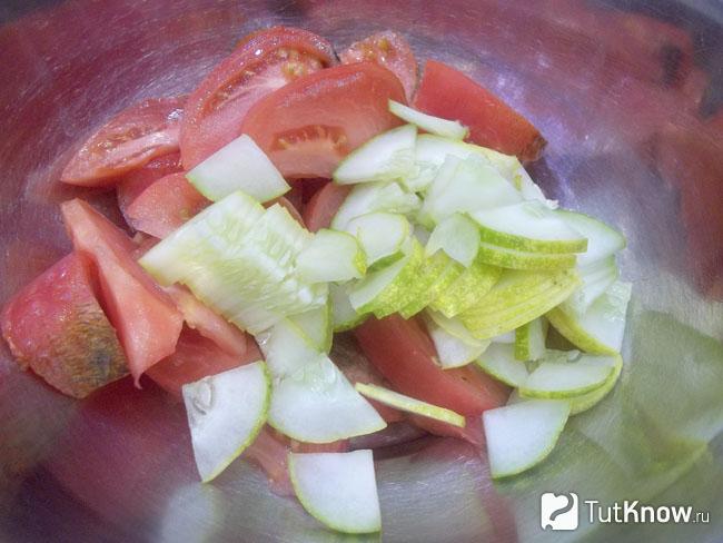 Огурцы нарезаны полукольцами