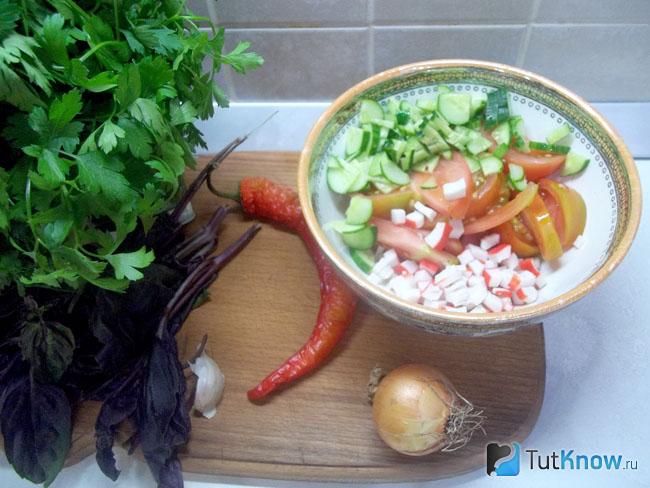 Огурцы нарезаны полукольцами
