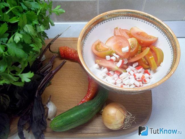 Крабовые палочки нарезаны кубиками