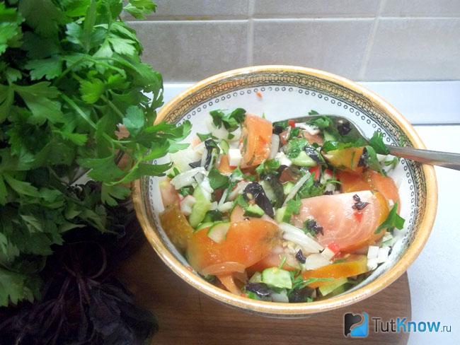 Готовый салат овощной с зеленью и крабовыми палочками