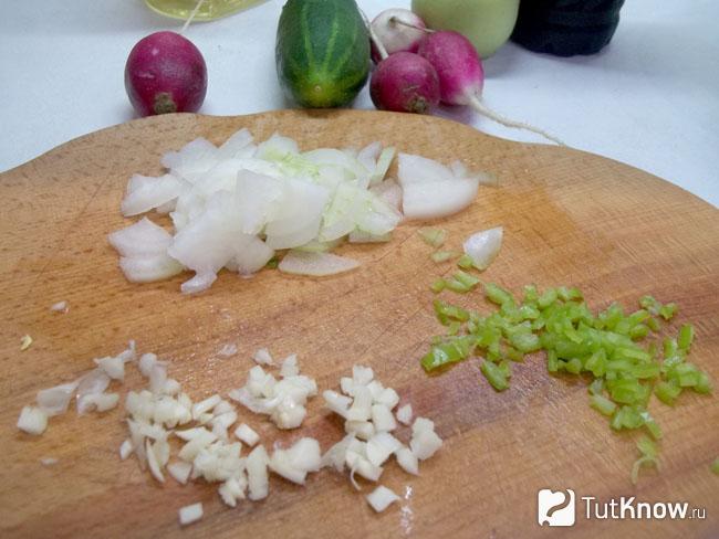 Чеснок, горький перец и лук измельчены