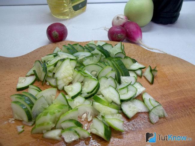 Огурцы нарезаны полукольцами