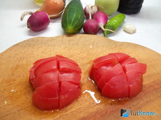 Помидоры нарезаны кубиками