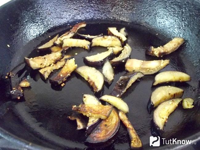 Баклажаны нарезаны полукольцами и обжарены
